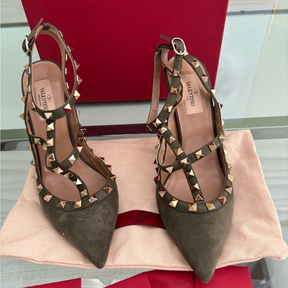 Authentic Valentino Garavani Olive RockStud Pumps - Picture 3 of 13